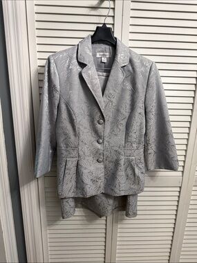 Danilo Silver Gray Shimmering Jacquard 2-Pc Skirt Suit Set - Size 10